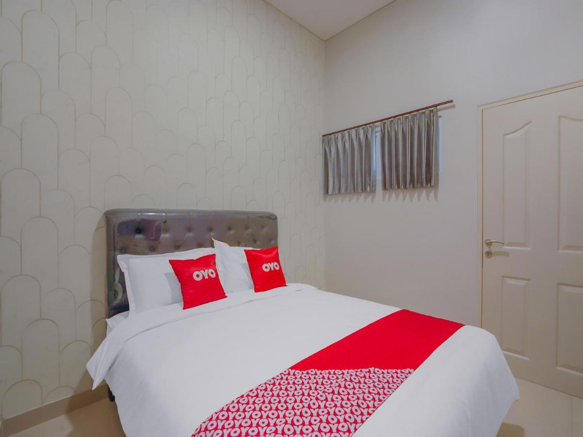 Super Oyo Capital O 90336 Olive Guest House Surabaya Buitenkant foto