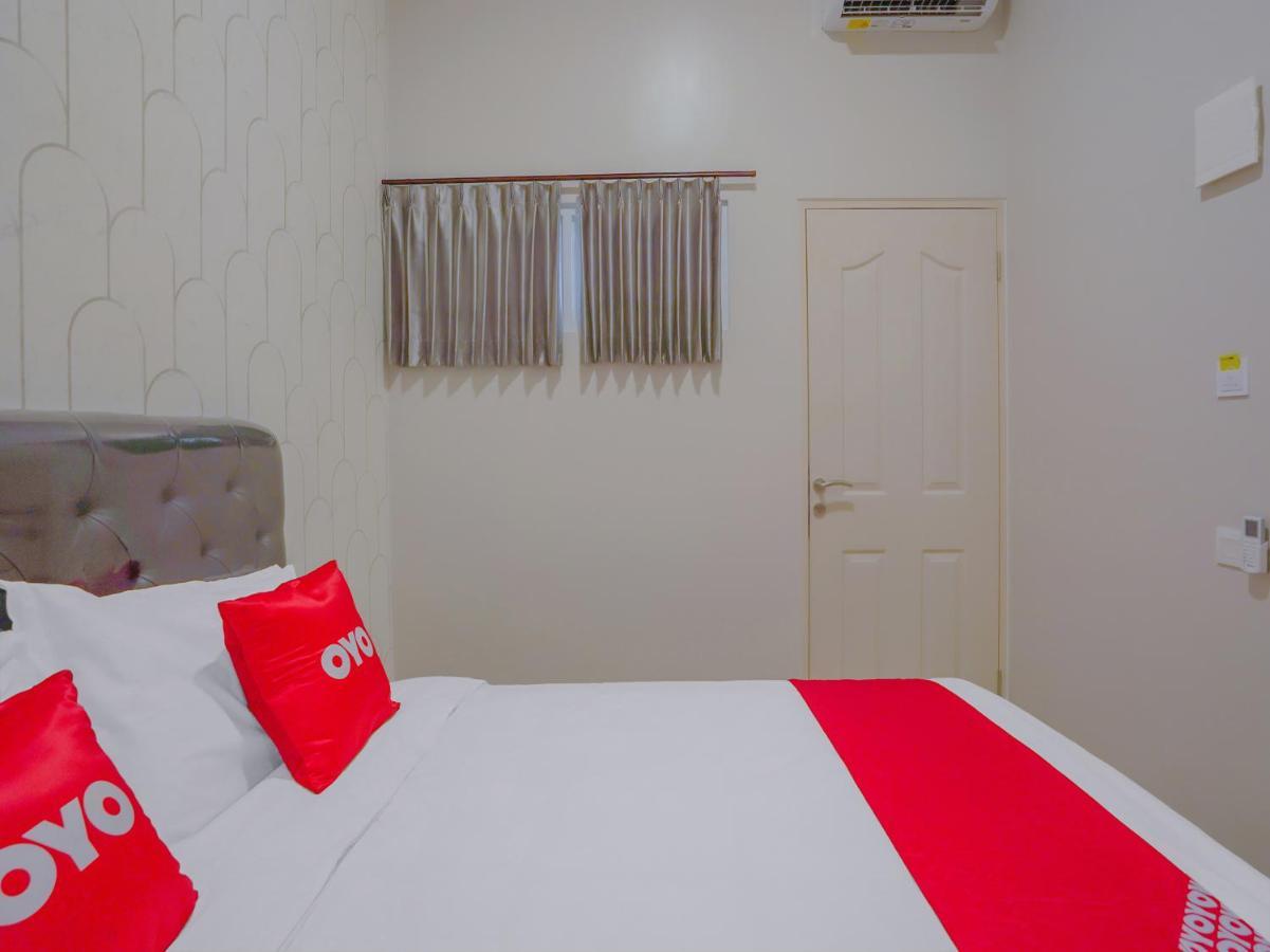 Super Oyo Capital O 90336 Olive Guest House Surabaya Buitenkant foto