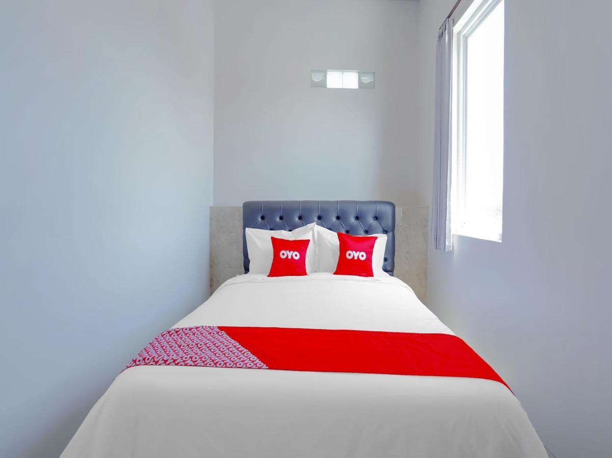 Super Oyo Capital O 90336 Olive Guest House Surabaya Buitenkant foto