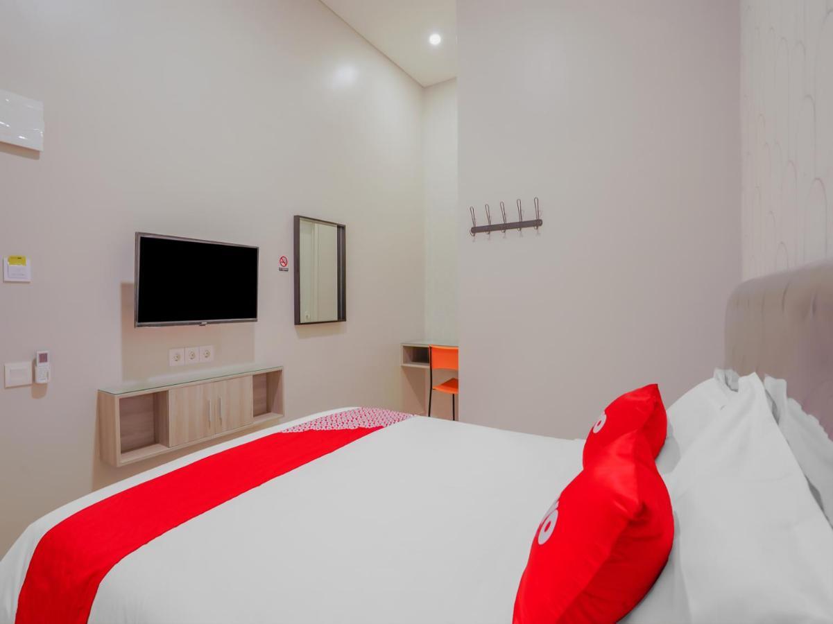 Super Oyo Capital O 90336 Olive Guest House Surabaya Buitenkant foto