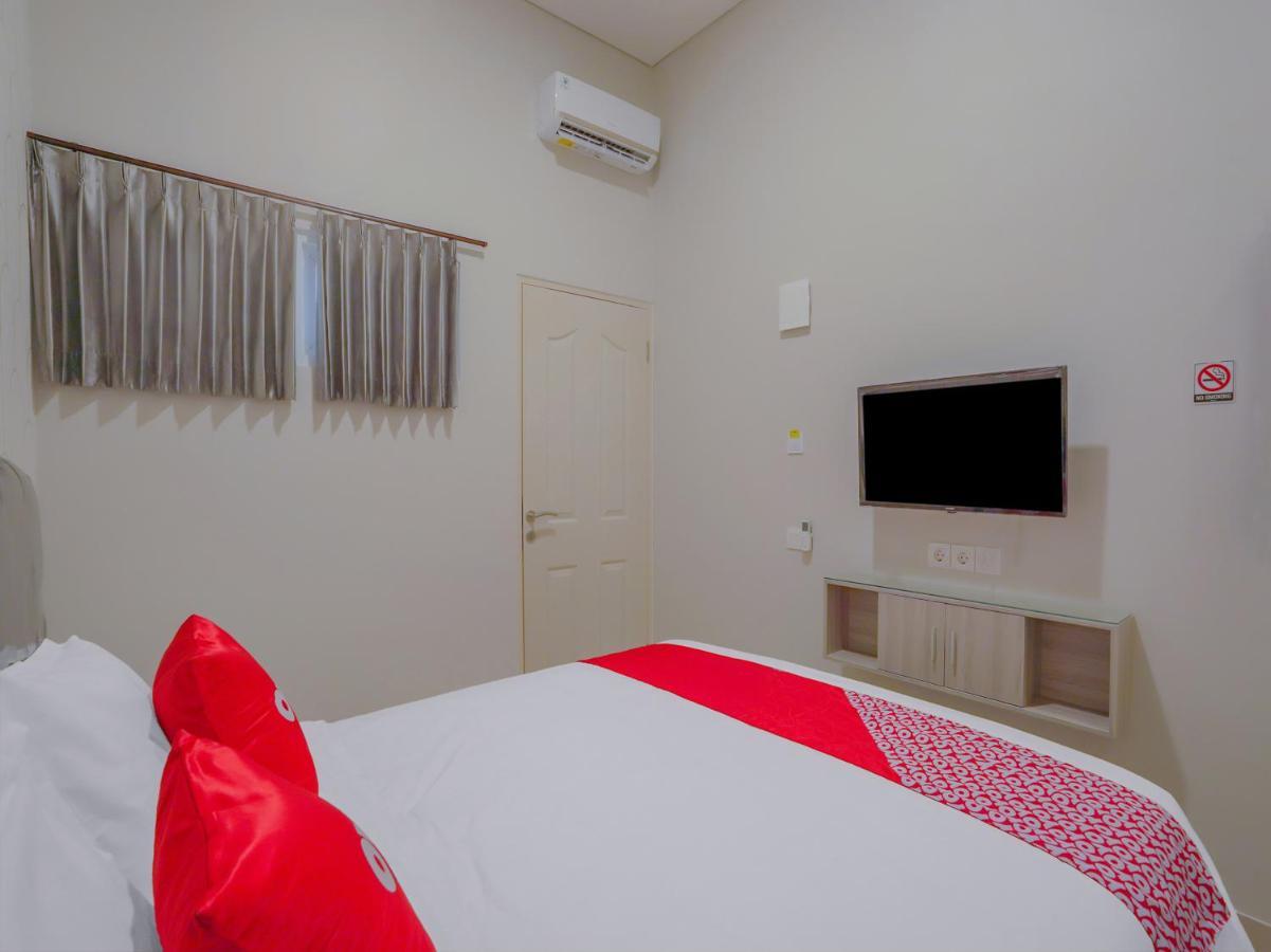 Super Oyo Capital O 90336 Olive Guest House Surabaya Buitenkant foto